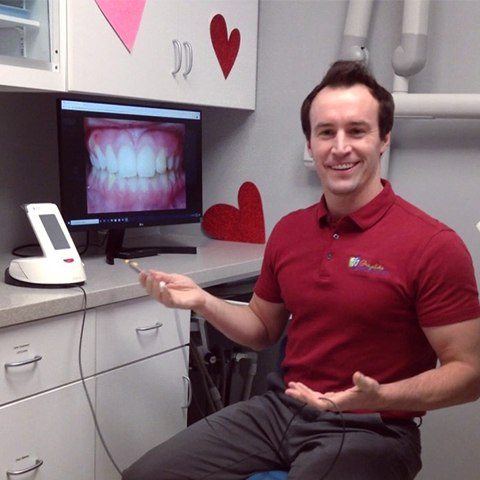 Orthodontist using advanced orthodontic technology